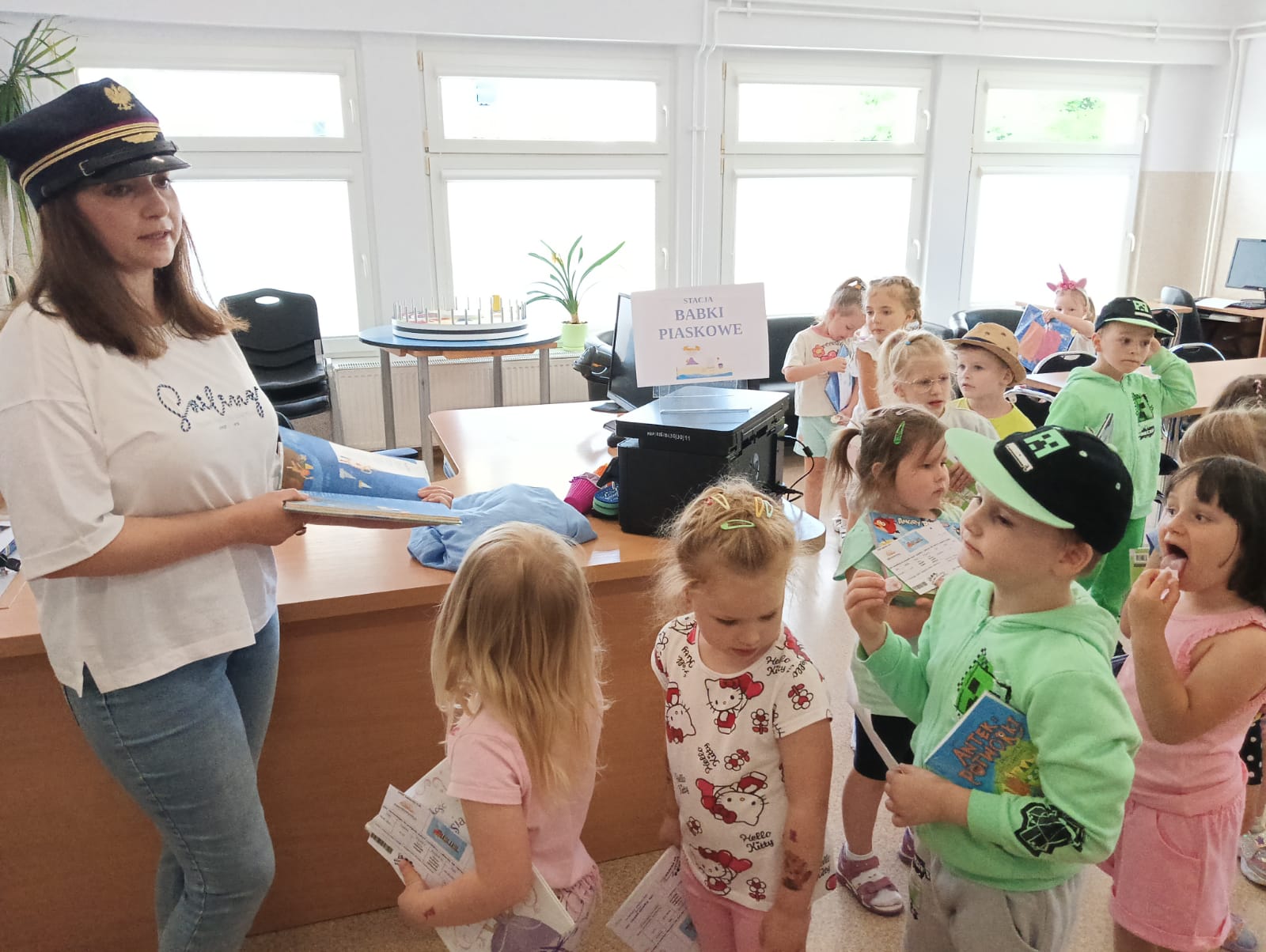 Kotki pociągiem po bibliotece