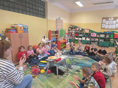 grafika do wpisu: Pszczółki” w świecie zmysłów i języka migowego