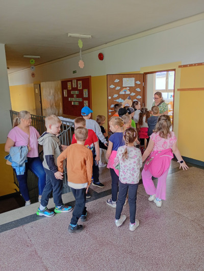 grafika do wpisu: Odwiedziny Szkoły Podstawowe nr 1 przez Pszczółki