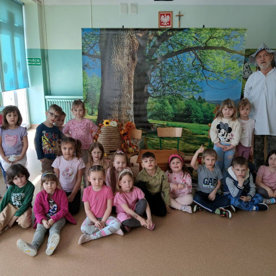 FASCYNUJĄCY ŚWIAT PSZCZÓŁ