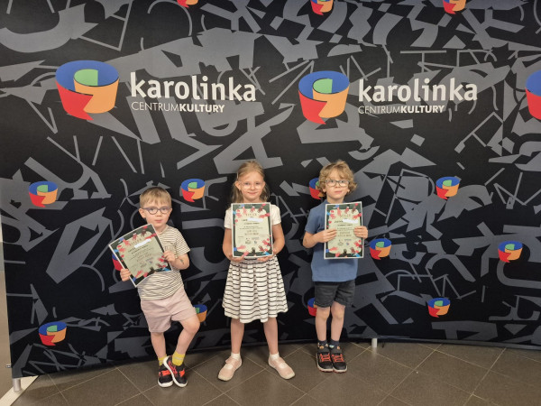 Plastyczny konkurs "Każdy inny wszyscy równi" w CK Karolinka podczas III Radzionkowskiego Dnia Godności Osób z Niepełnosprawnością Intelektualną