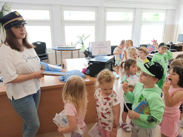 Kotki pociągiem po bibliotece