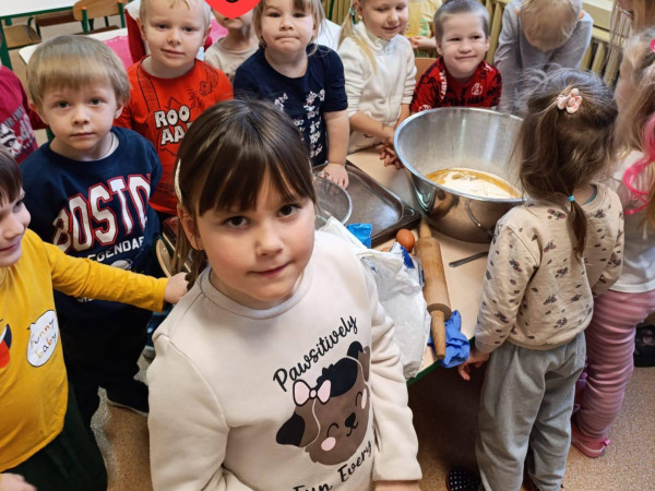 Pieczenie świątecznych  pierniczków u Wiewiórek i Misiów